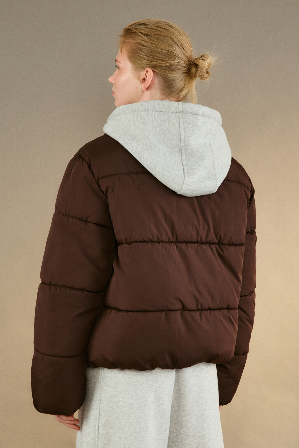 Куртка стеганая с трикотажным капюшоном - цвет коричневый - 3