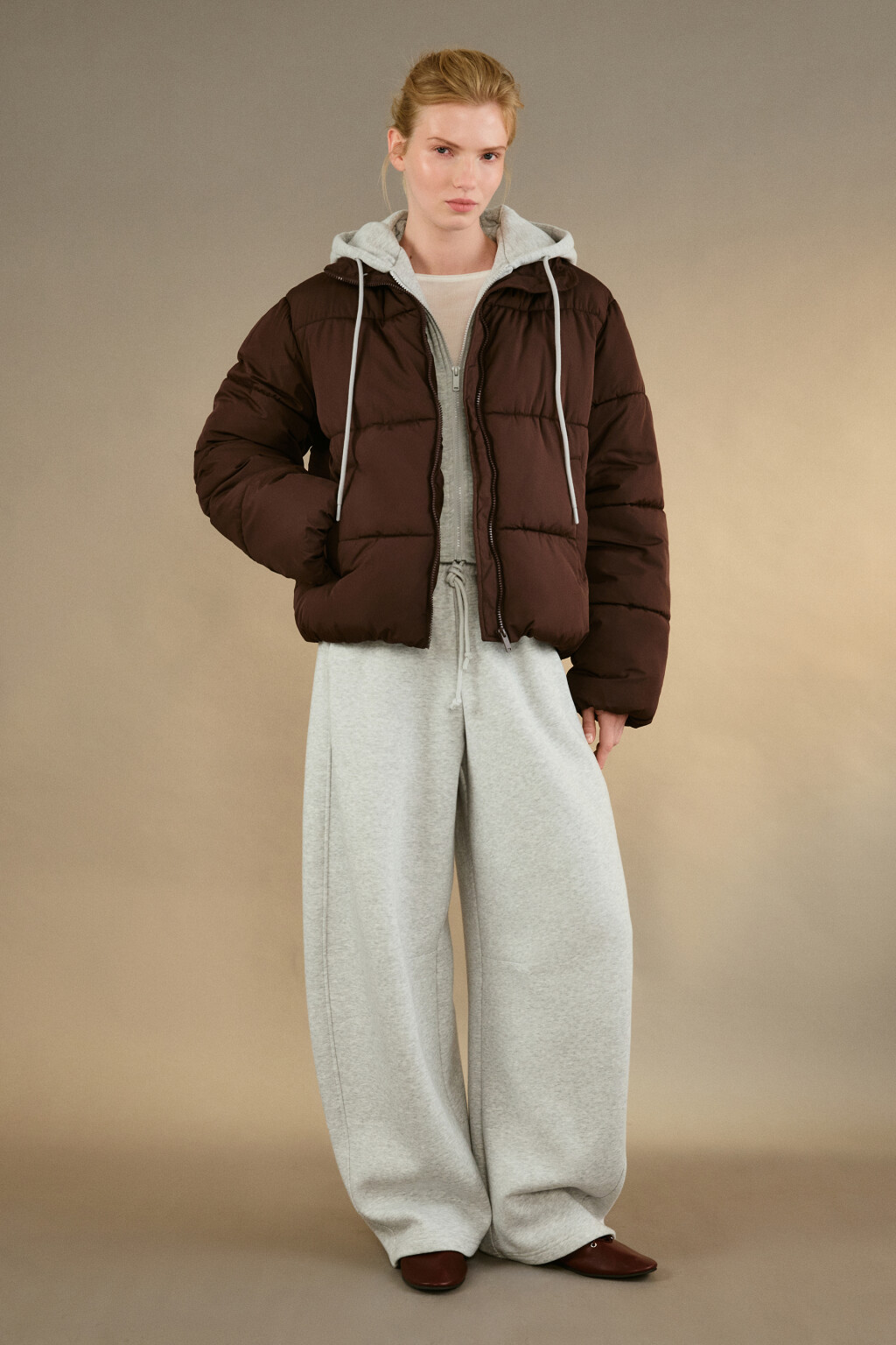 Куртка стеганая с трикотажным капюшоном - цвет коричневый - 4