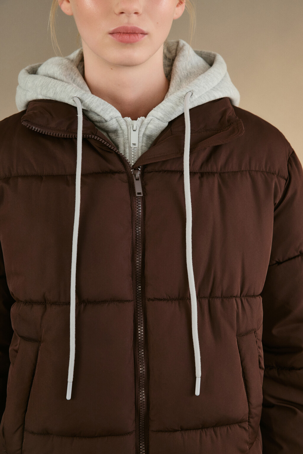 Куртка стеганая с трикотажным капюшоном - цвет коричневый - 5
