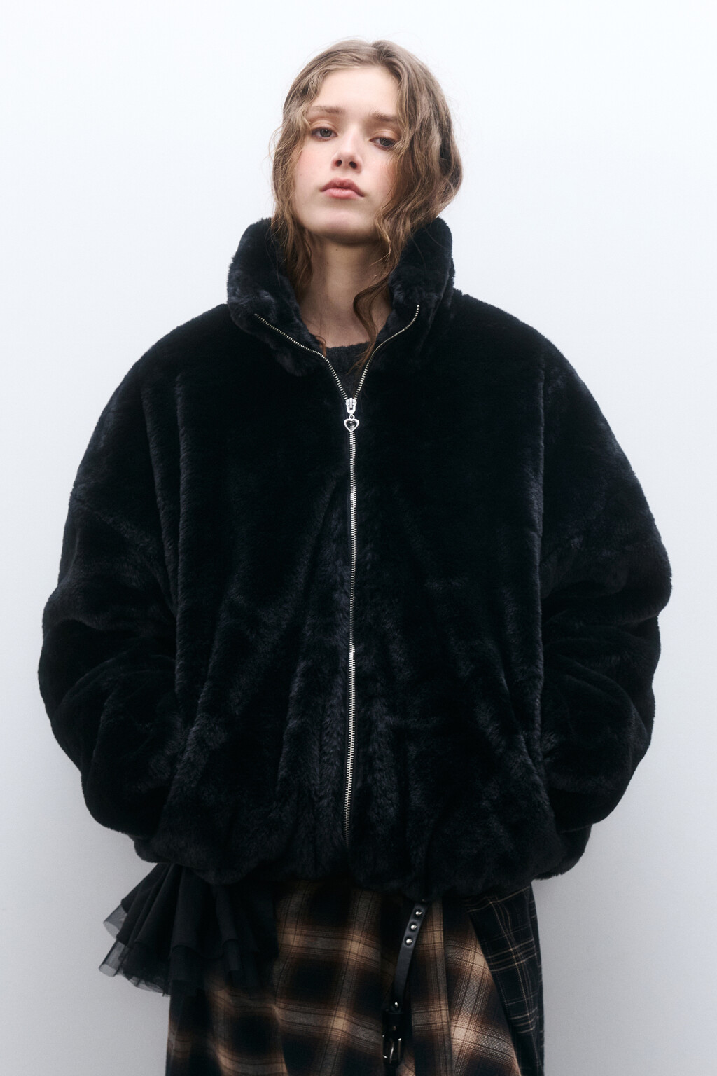 Куртка укороченная с меховой фактурой - цвет черный - 2