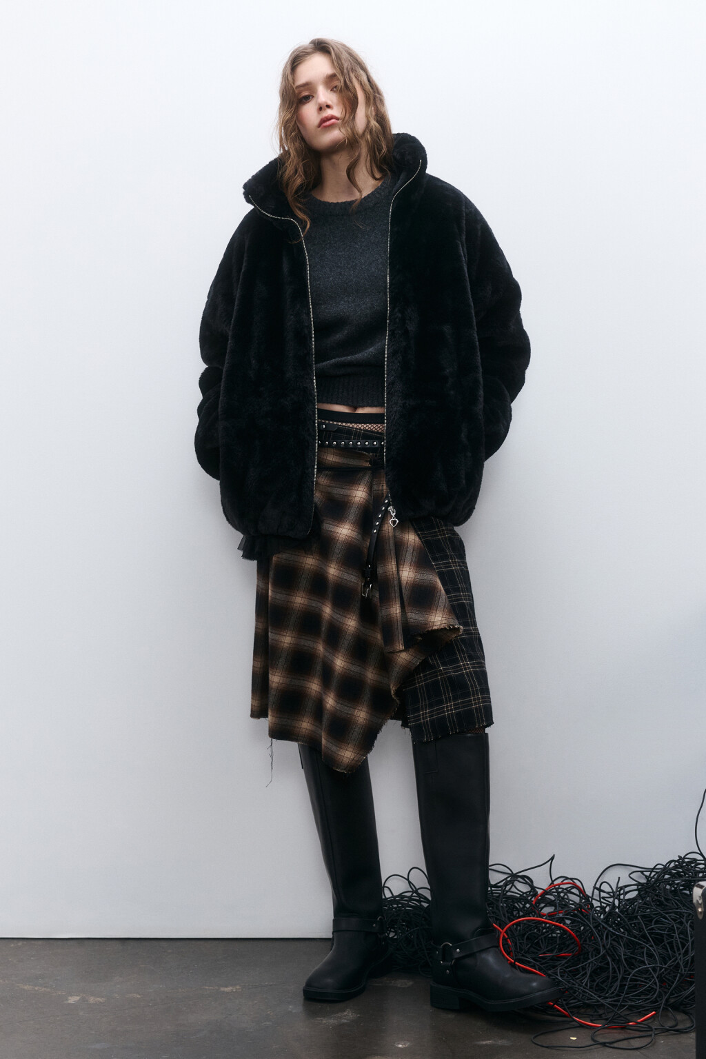 Куртка укороченная с меховой фактурой - цвет черный - 4