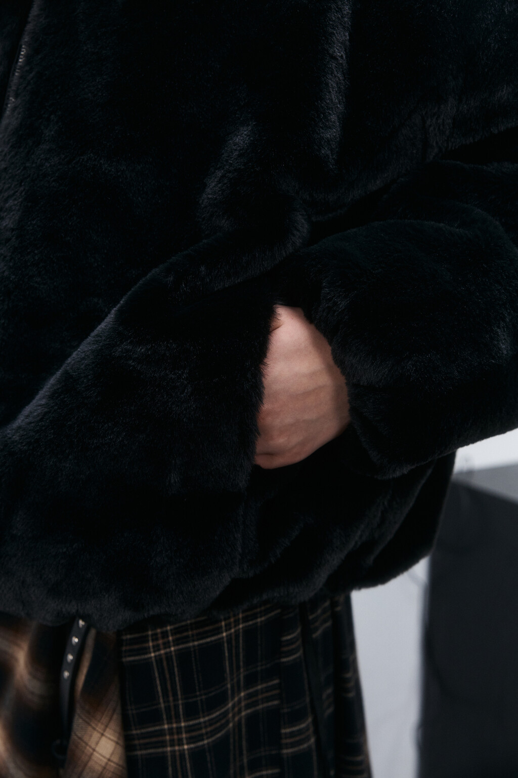 Куртка укороченная с меховой фактурой - цвет черный - 5