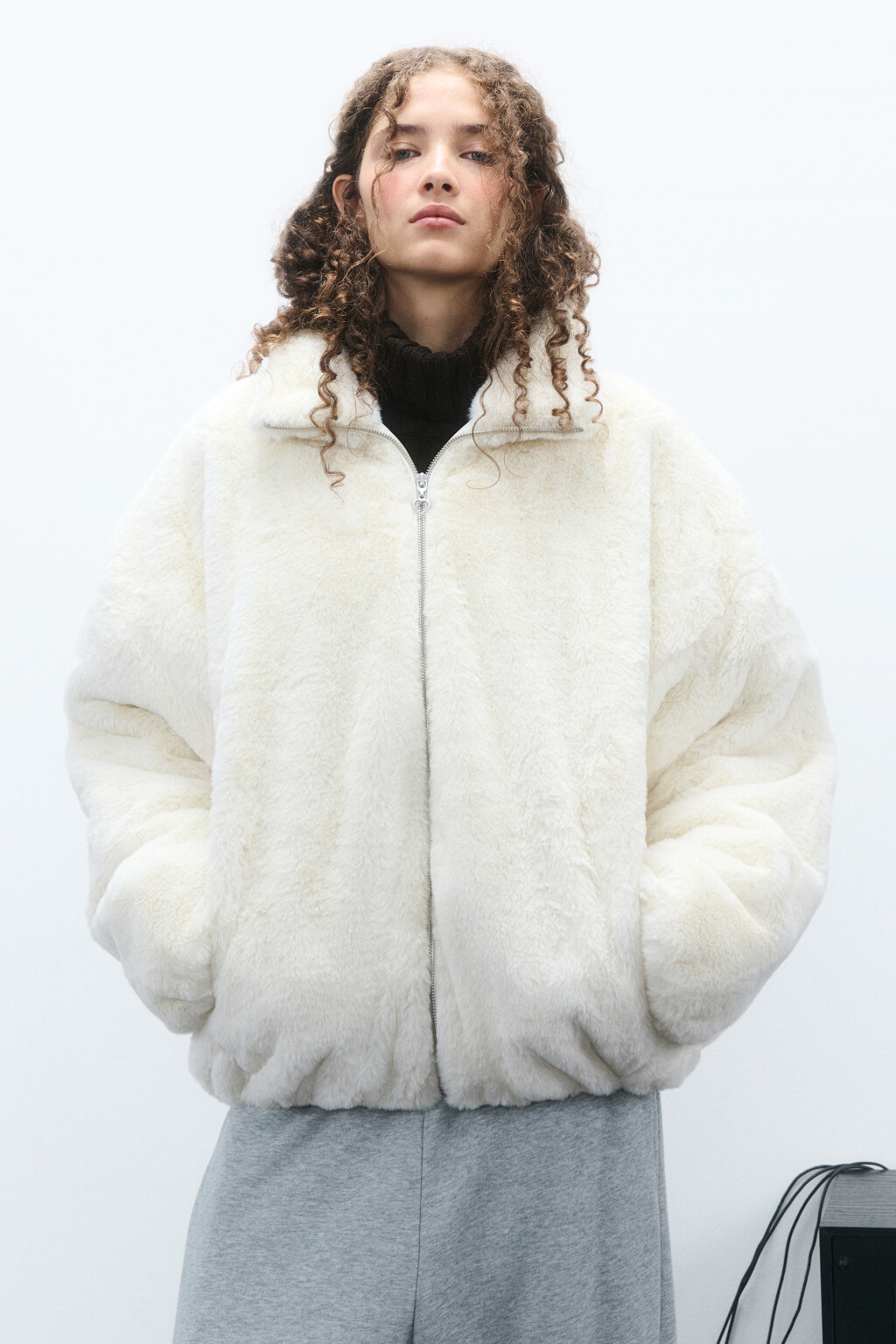 Куртка укороченная с меховой фактурой - цвет молочный - 2