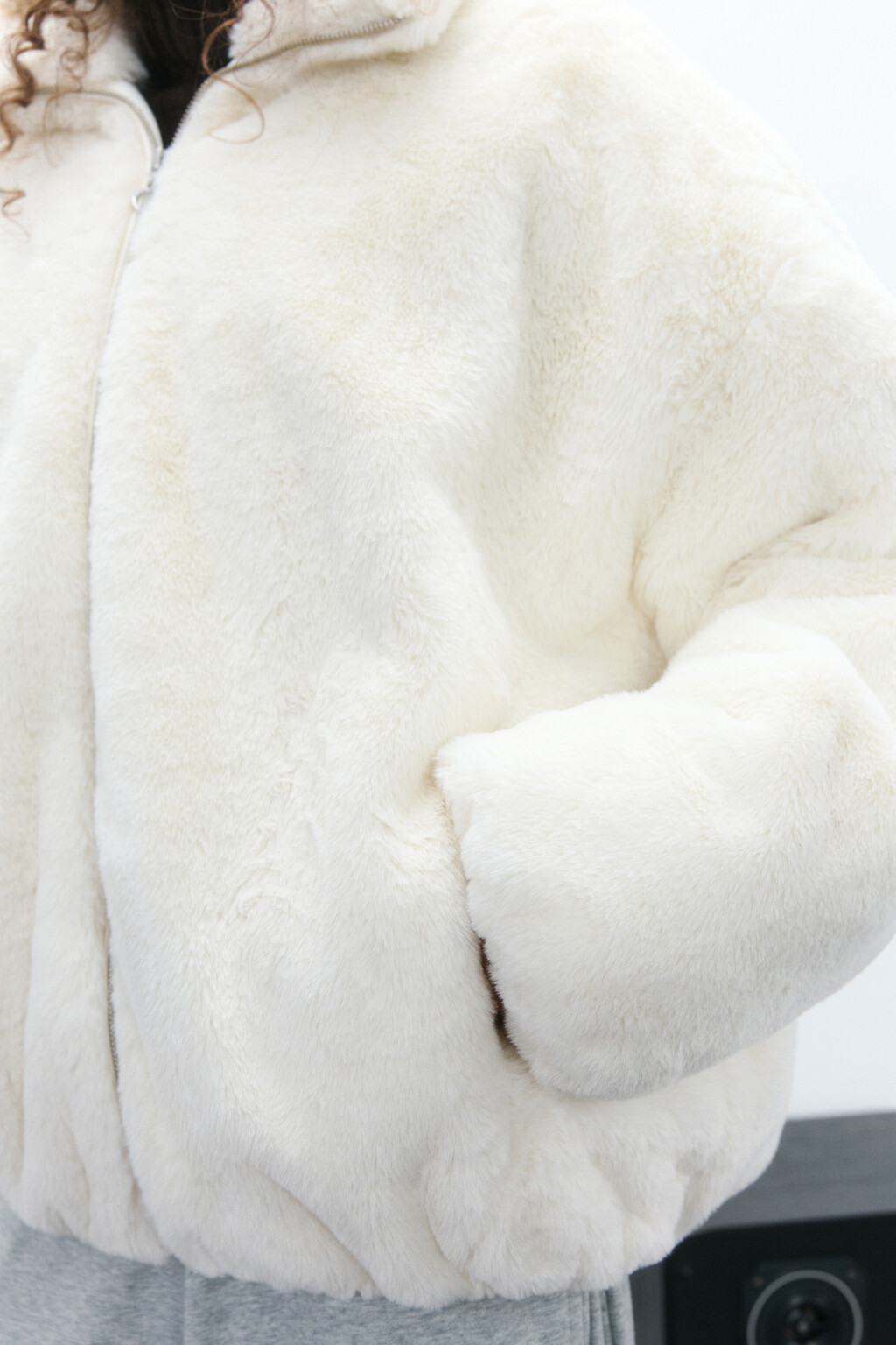 Куртка укороченная с меховой фактурой - цвет молочный - 6