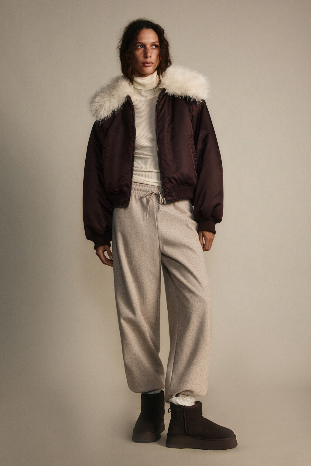 Куртка-бомбер с меховым воротником - цвет коричневый - 4