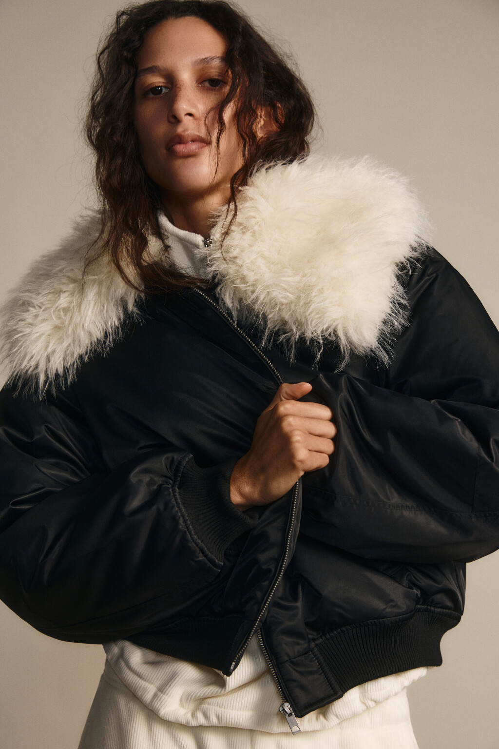 Куртка-бомбер с меховым воротником - цвет черный - 1
