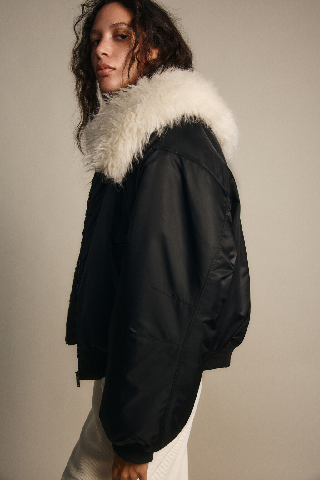 Куртка-бомбер с меховым воротником - цвет черный - 2