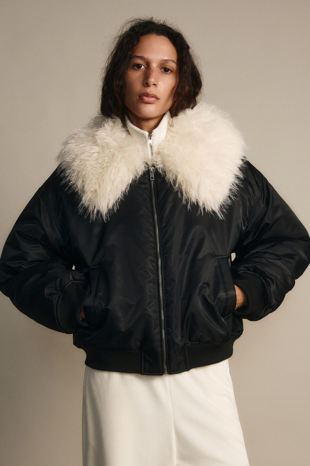 Куртка-бомбер с меховым воротником - цвет черный - 3