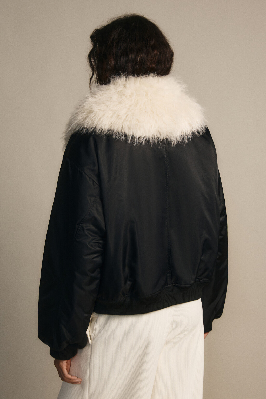 Куртка-бомбер с меховым воротником - цвет черный - 4