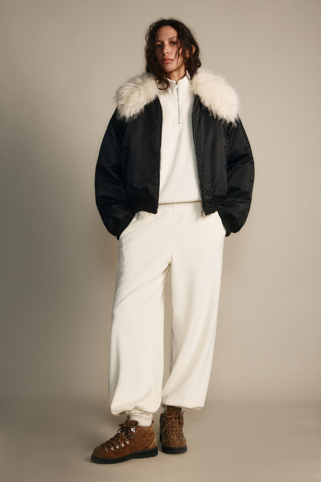 Куртка-бомбер с меховым воротником - цвет черный - 5