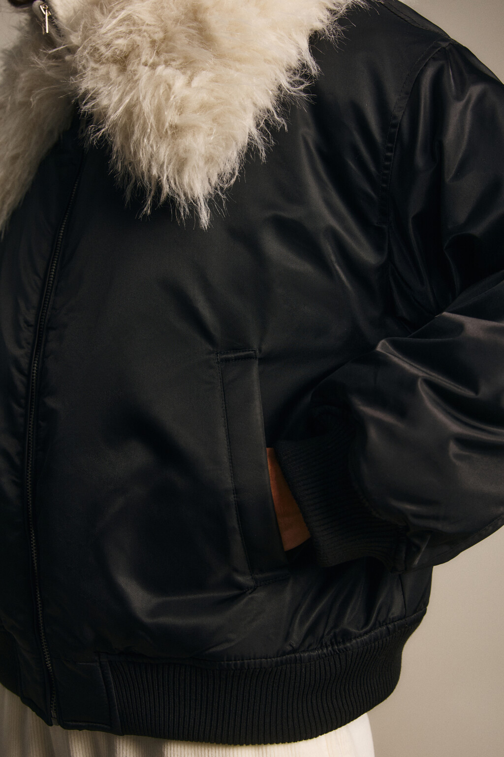 Куртка-бомбер с меховым воротником - цвет черный - 6