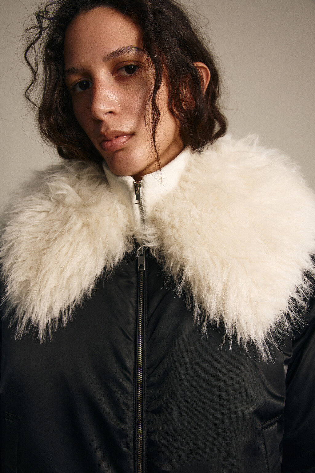 Куртка-бомбер с меховым воротником - цвет черный - 7