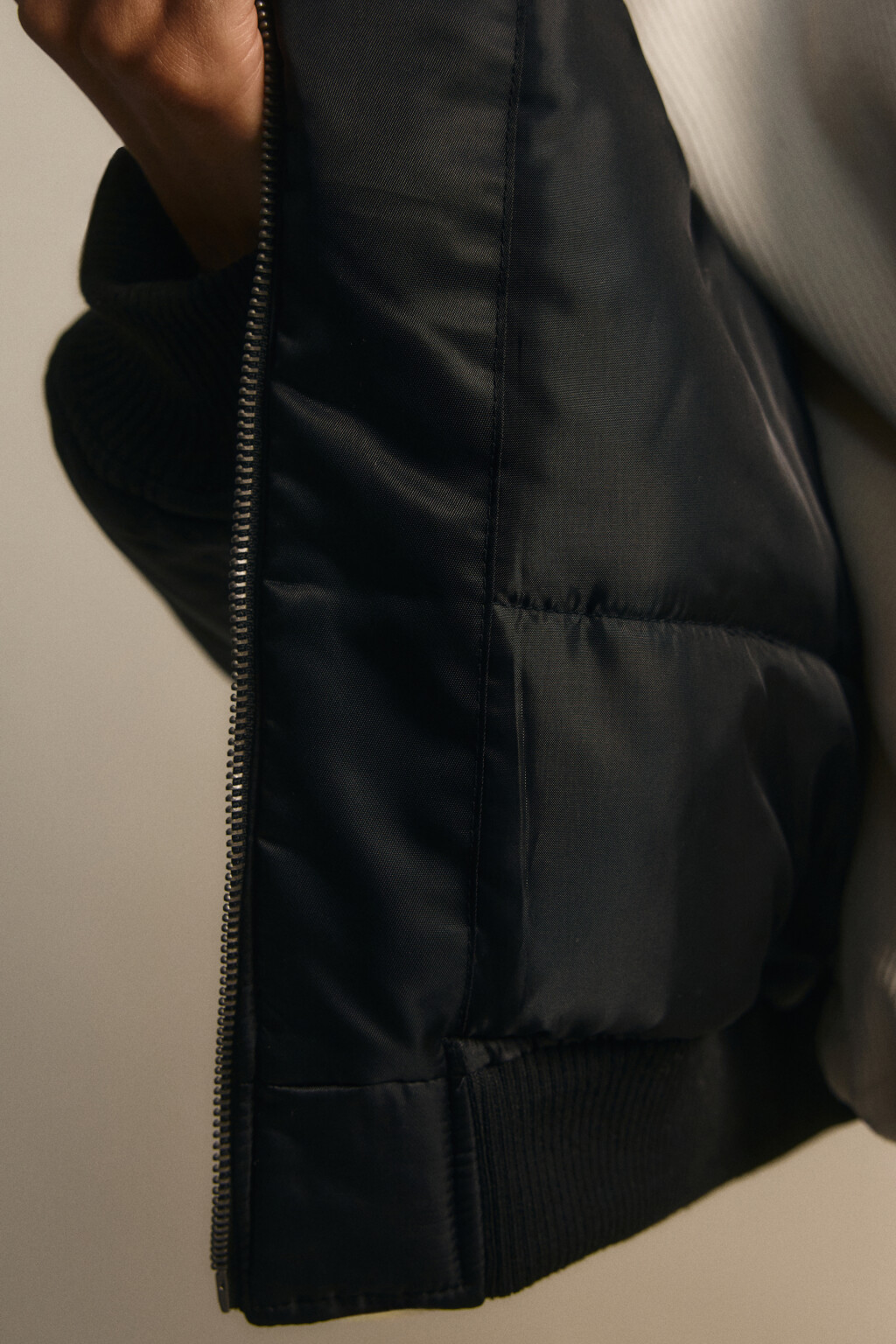 Куртка-бомбер с меховым воротником - цвет черный - 8