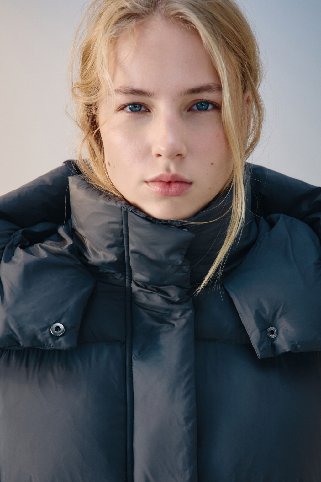 Пуховик на натуральном утеплителе - цвет серый - 5