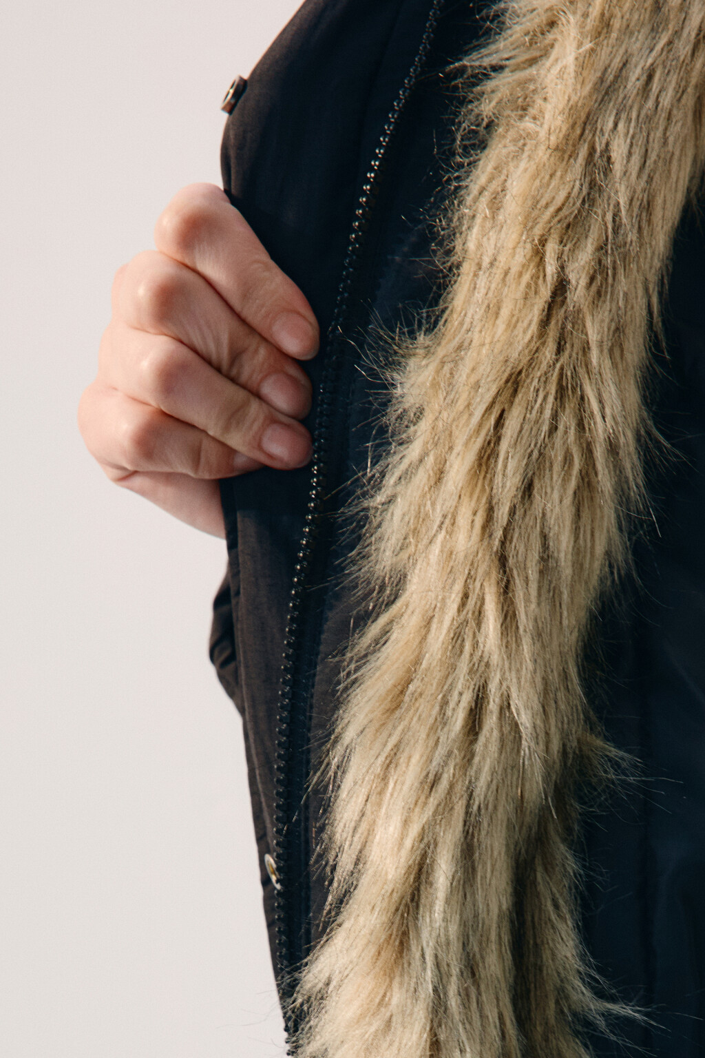 Куртка-парка удлиненная с опушкой - цвет черный - 8