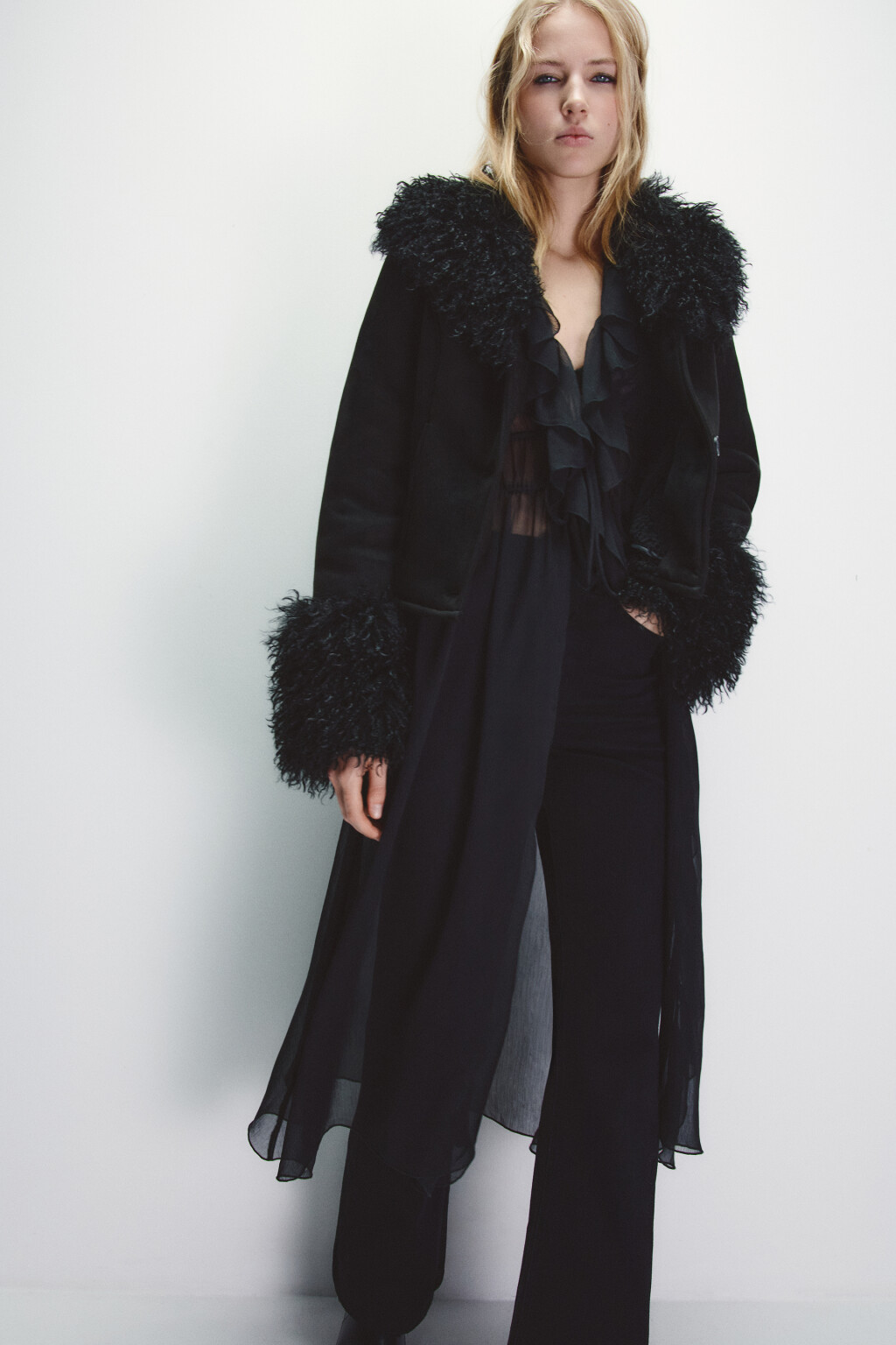 Куртка приталенная с меховой отделкой - цвет черный - 2