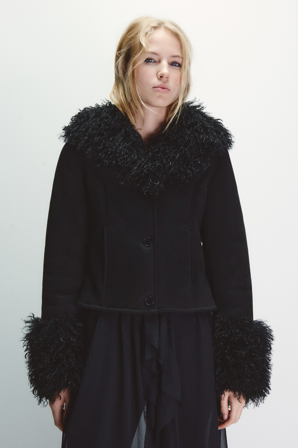 Куртка приталенная с меховой отделкой - цвет черный - 4