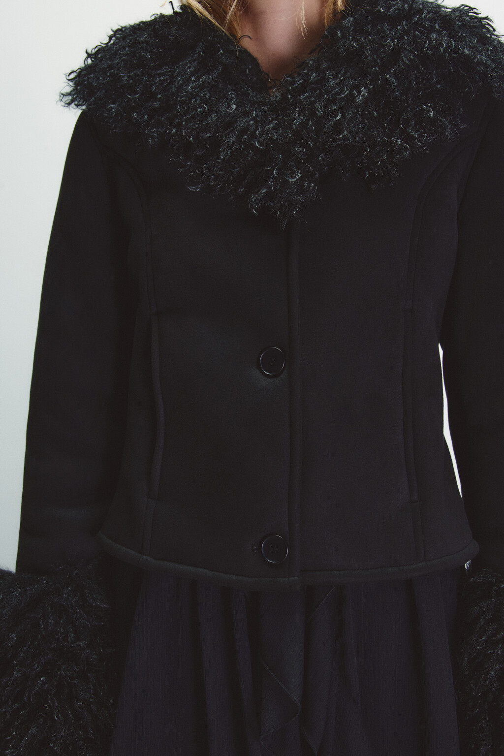 Куртка приталенная с меховой отделкой - цвет черный - 7