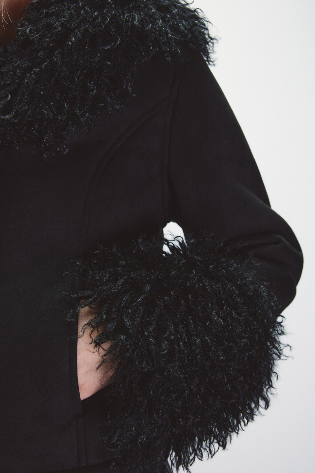 Куртка приталенная с меховой отделкой - цвет черный - 9