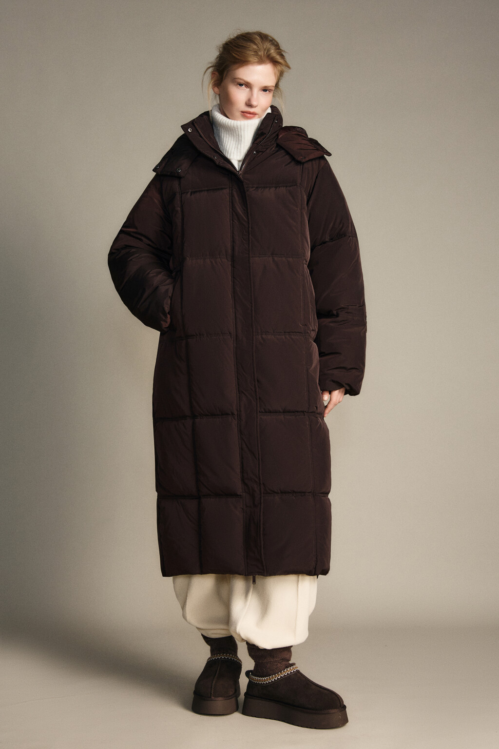 Пальто длинное стеганое с капюшоном - цвет коричневый - 2