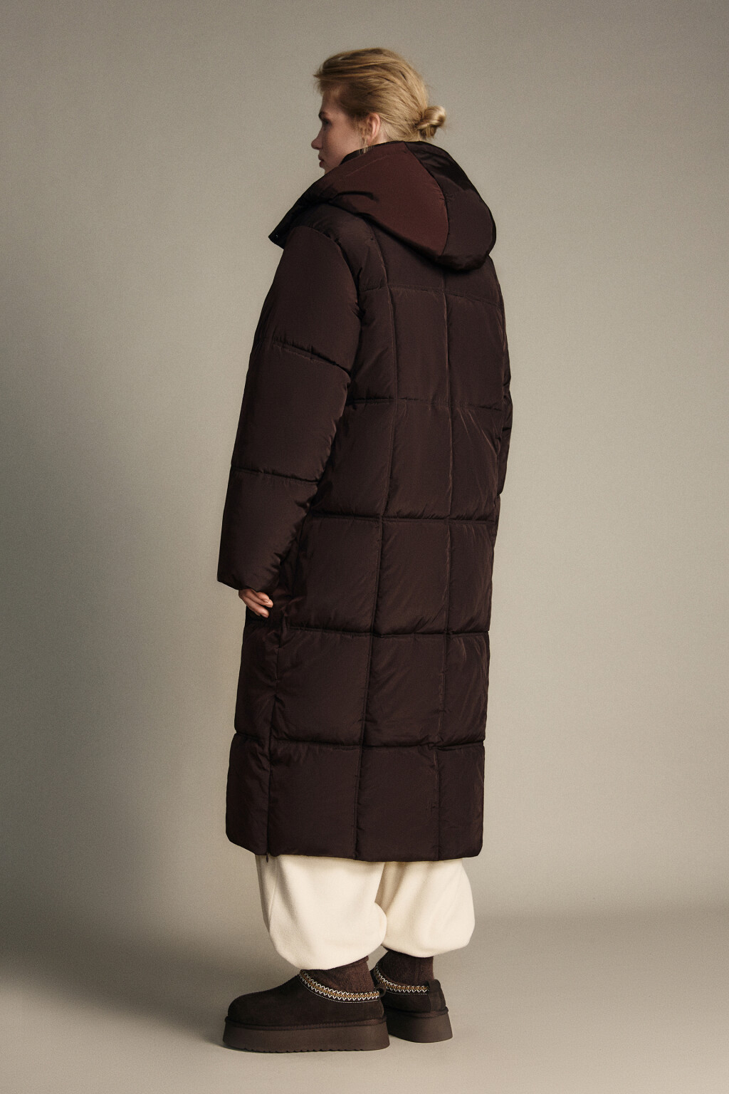 Пальто длинное стеганое с капюшоном - цвет коричневый - 3