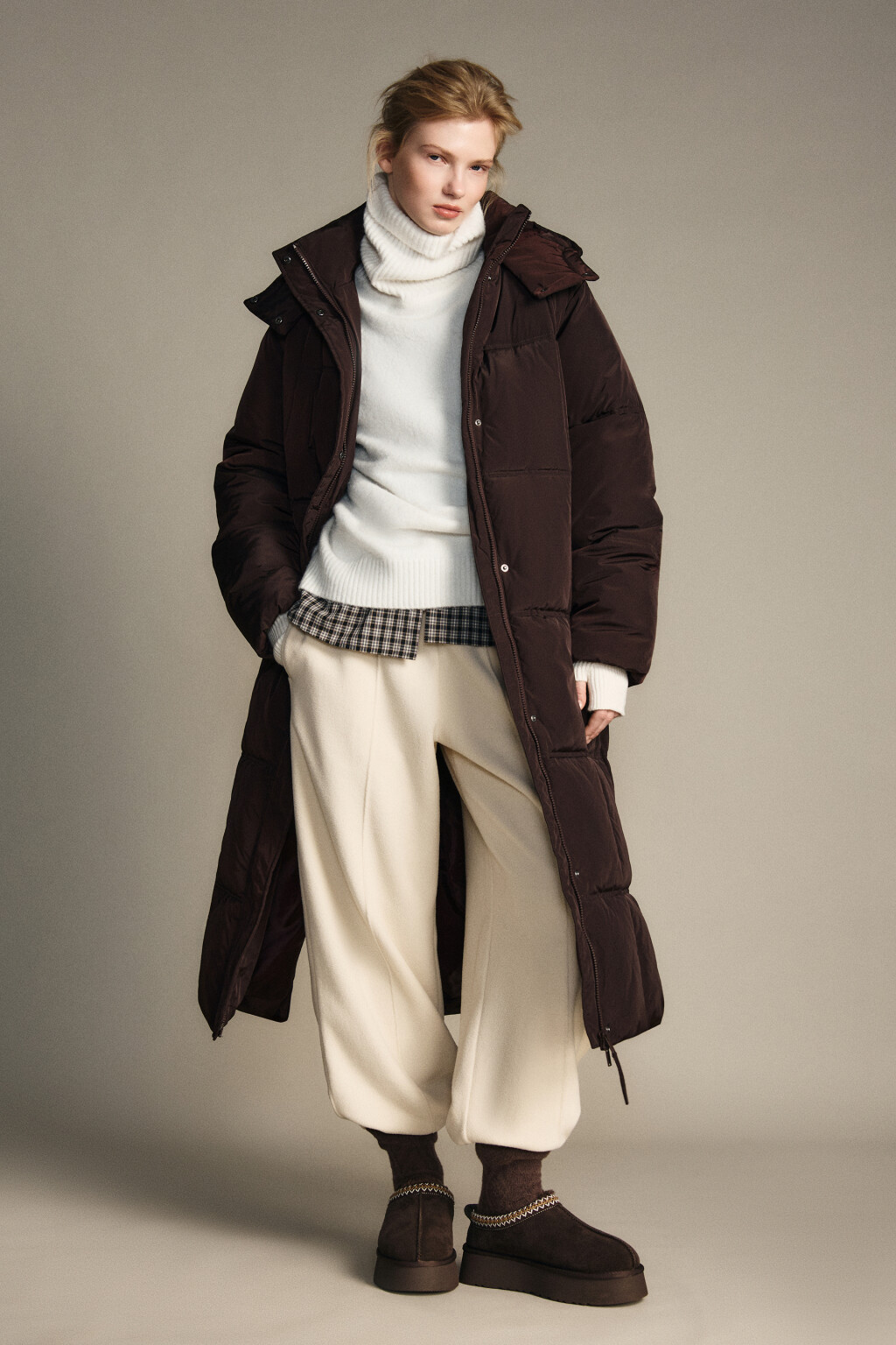 Пальто длинное стеганое с капюшоном - цвет коричневый - 4