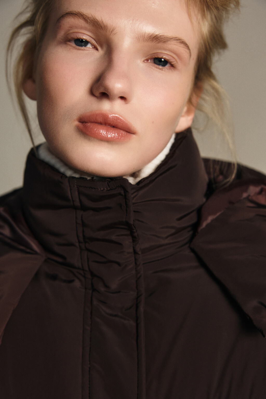 Пальто длинное стеганое с капюшоном - цвет коричневый - 5