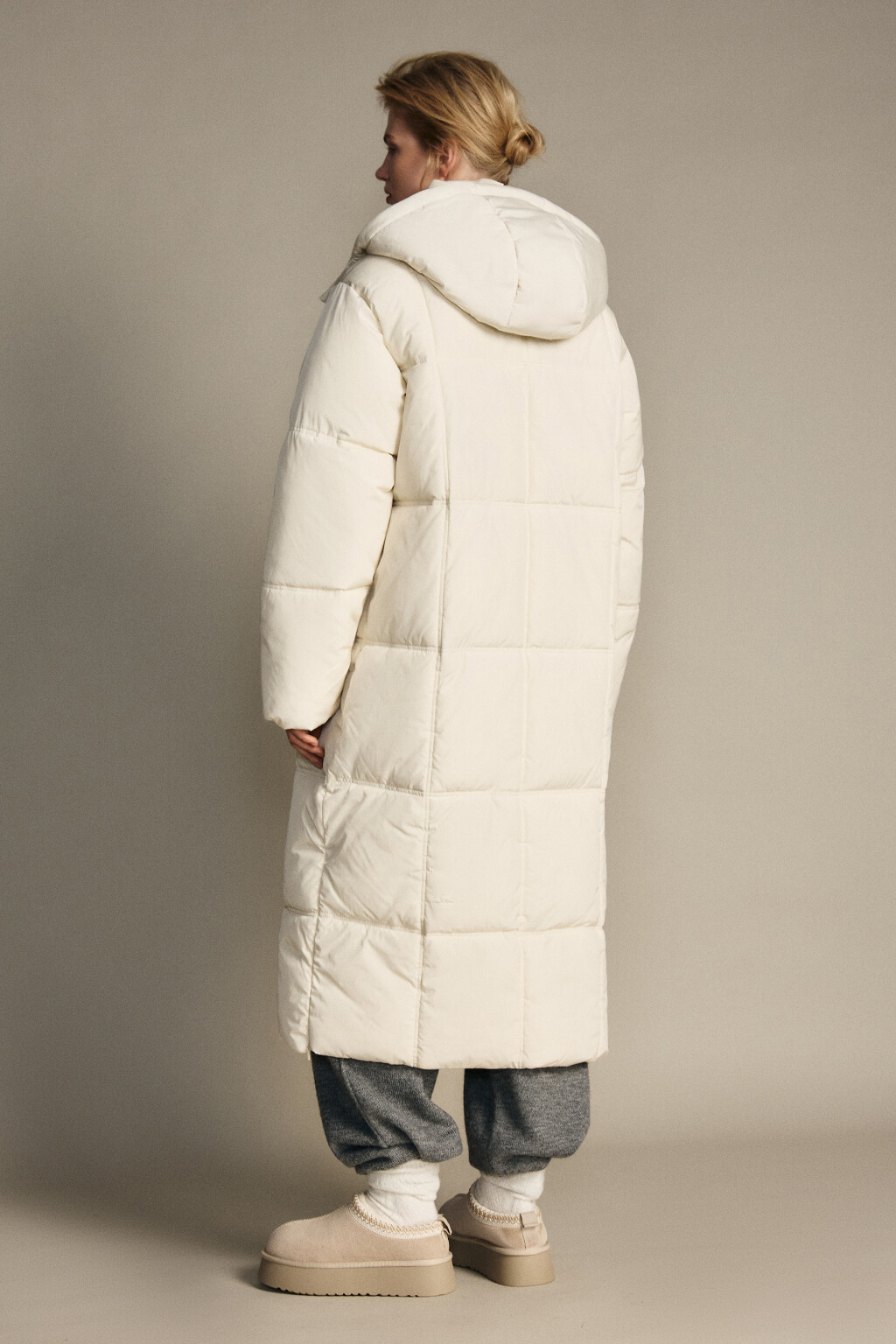 Пальто длинное стеганое с капюшоном - цвет молочный - 3