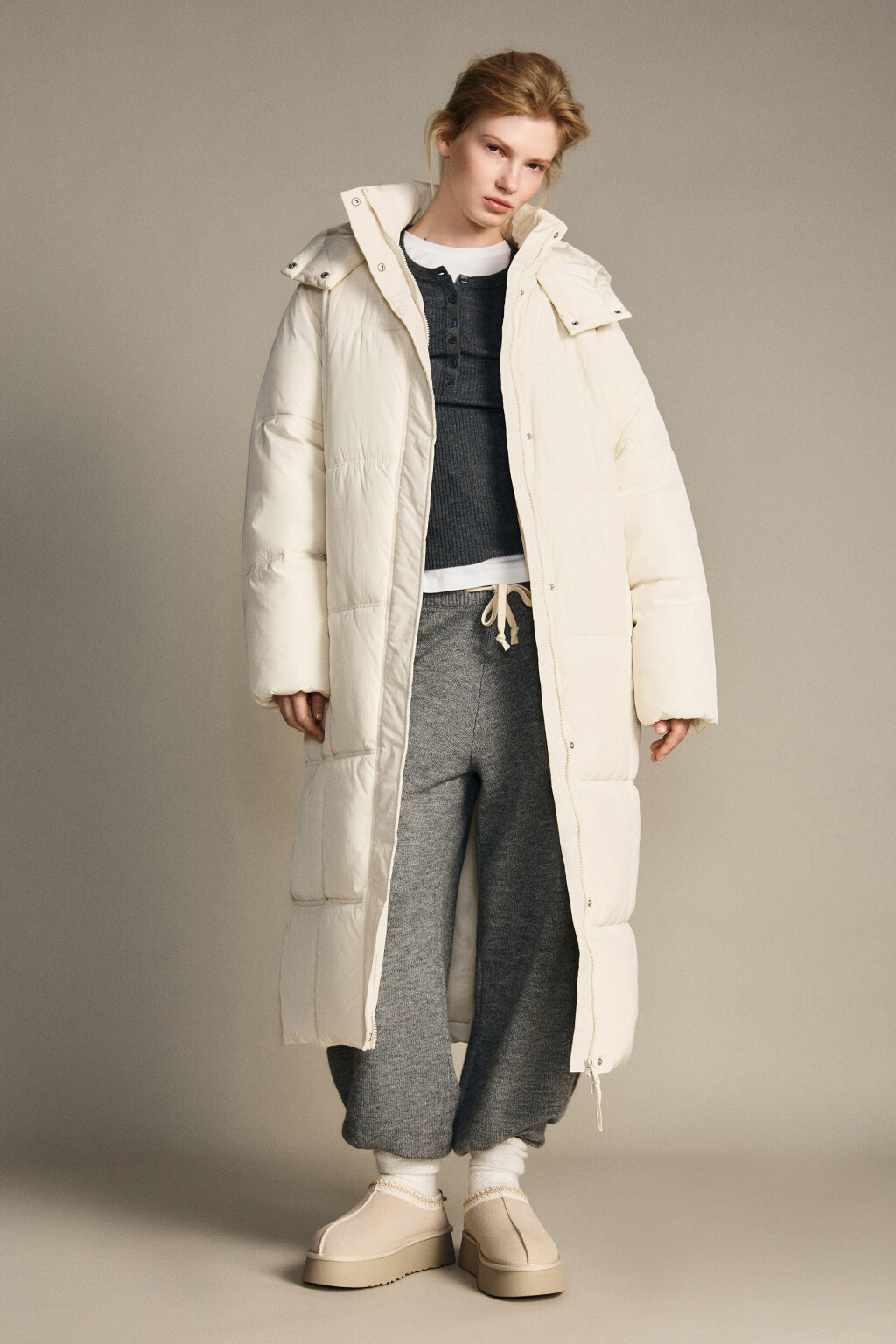 Пальто длинное стеганое с капюшоном - цвет молочный - 4