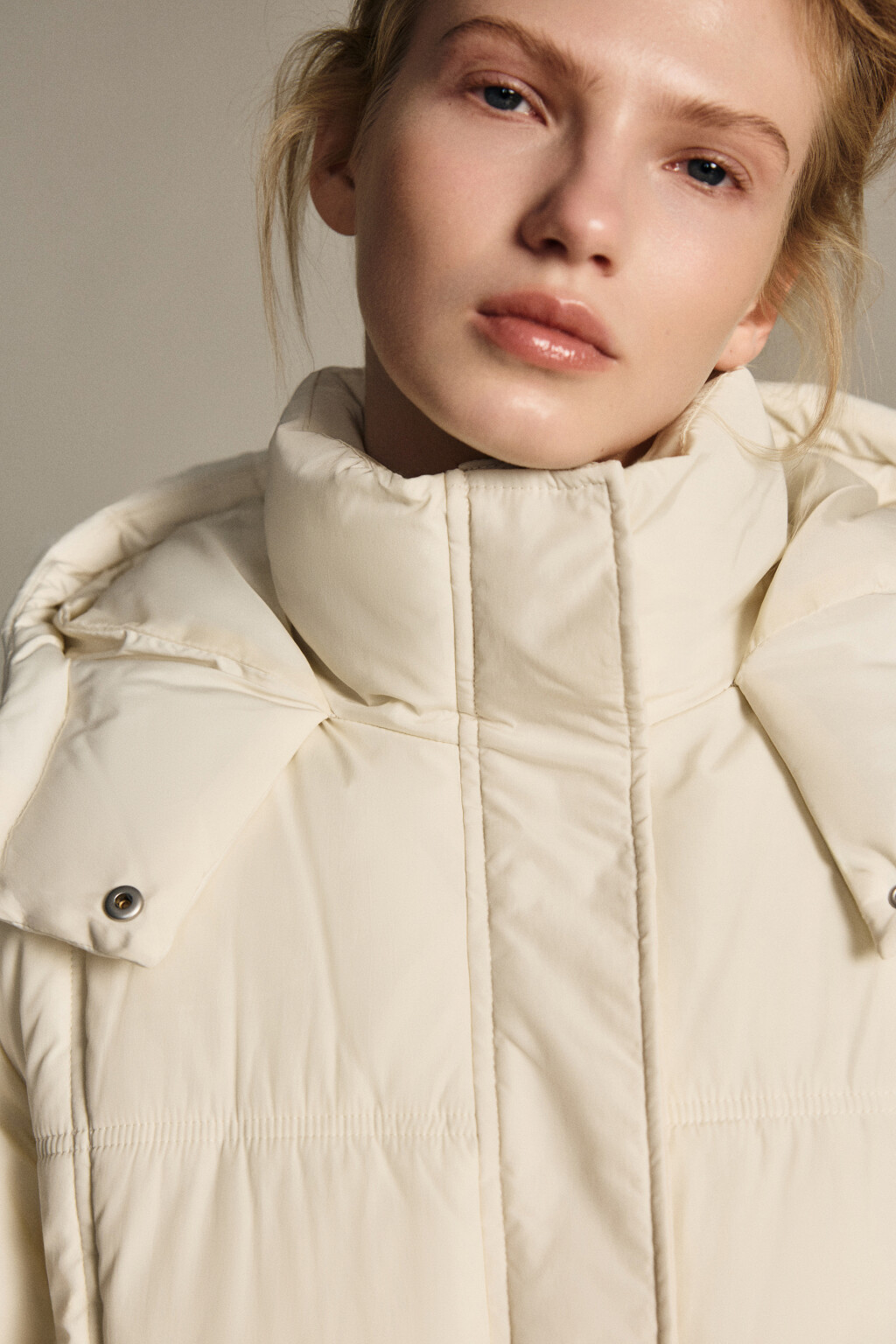 Пальто длинное стеганое с капюшоном - цвет молочный - 6
