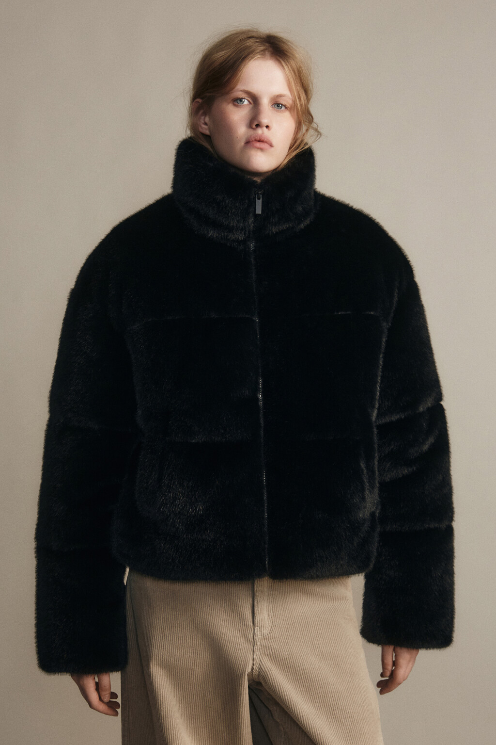 Куртка укороченная с меховой фактурой - цвет черный - 2