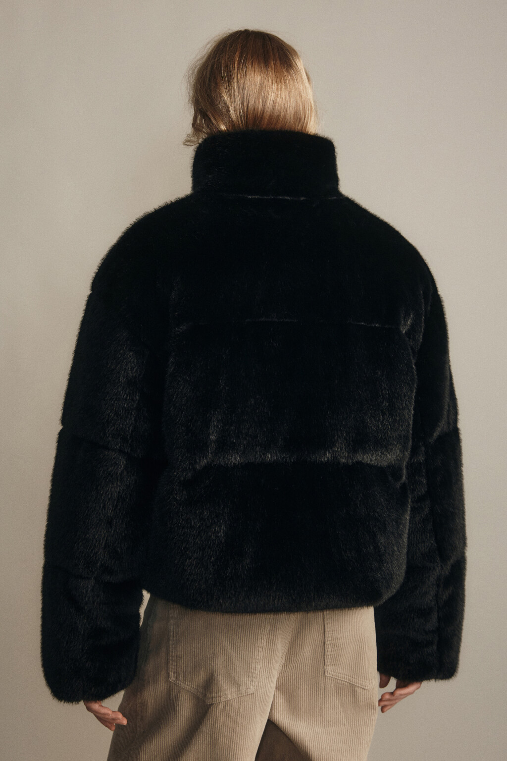 Куртка укороченная с меховой фактурой - цвет черный - 3
