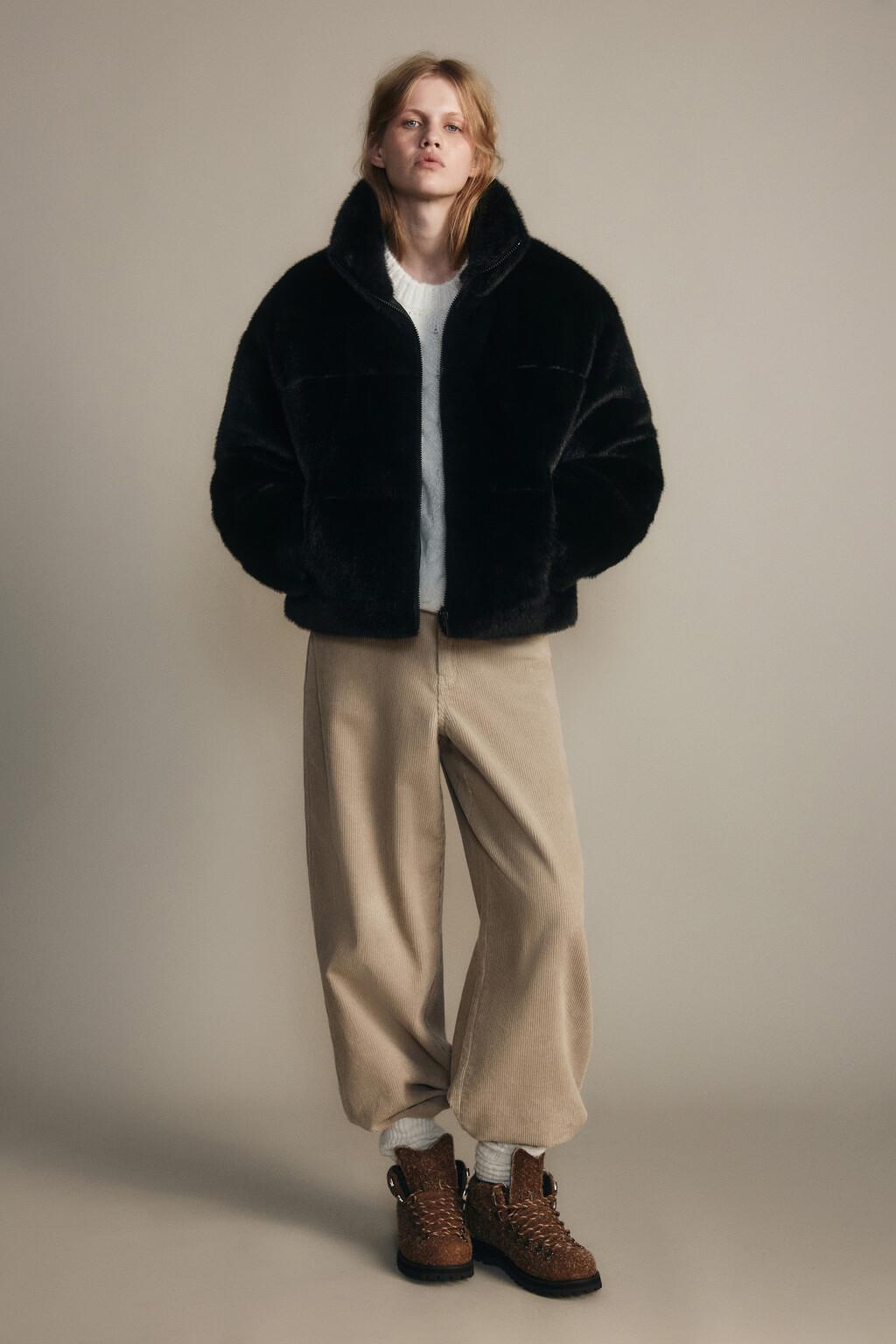 Куртка укороченная с меховой фактурой - цвет черный - 4