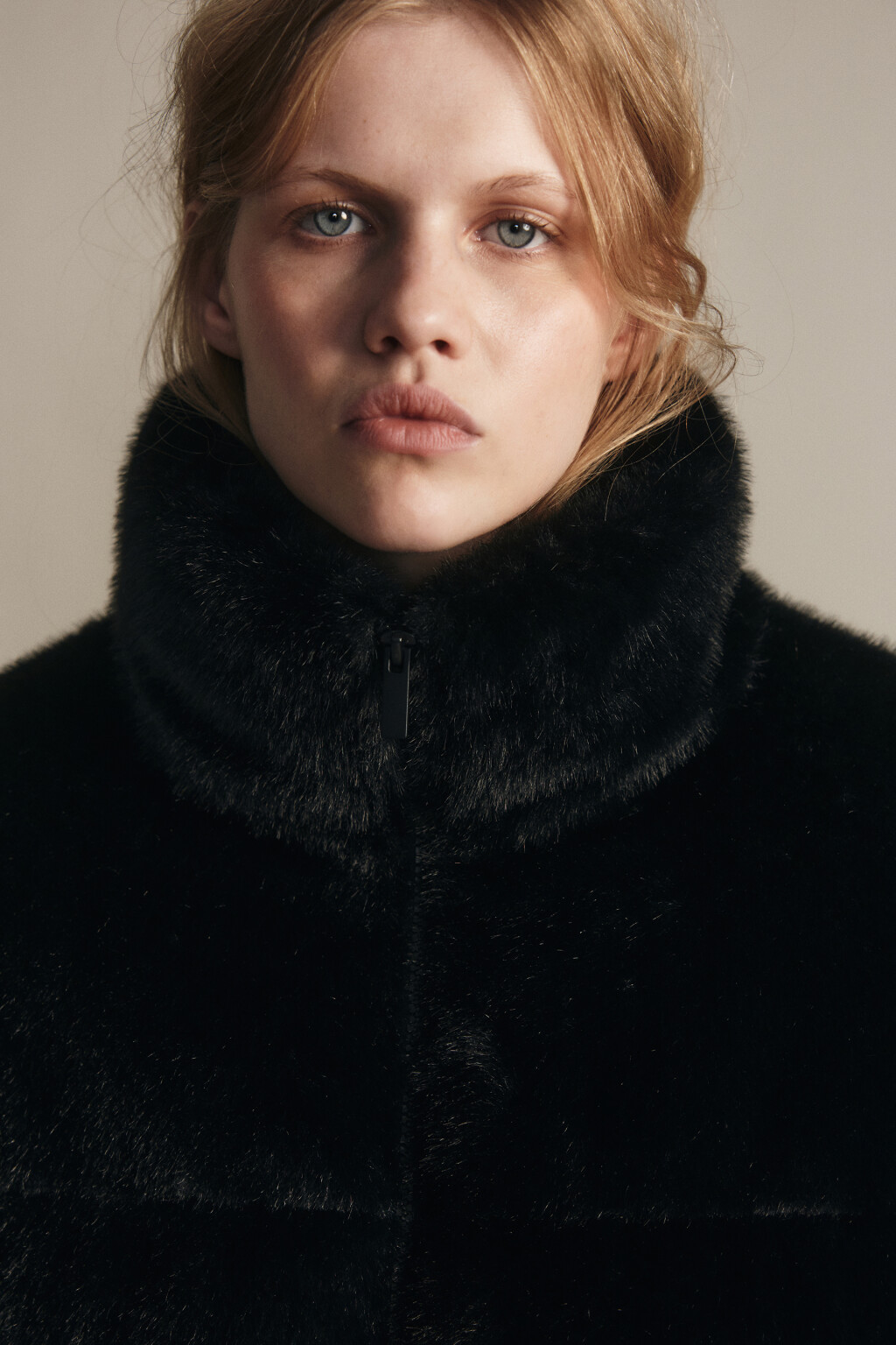 Куртка укороченная с меховой фактурой - цвет черный - 5