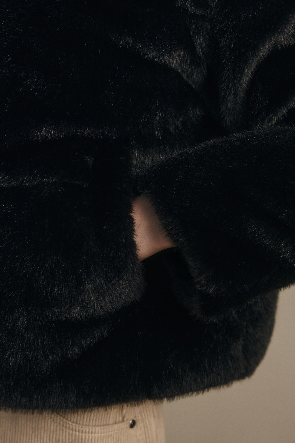 Куртка укороченная с меховой фактурой - цвет черный - 6