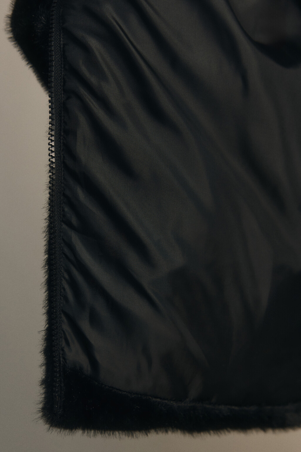 Куртка укороченная с меховой фактурой - цвет черный - 7