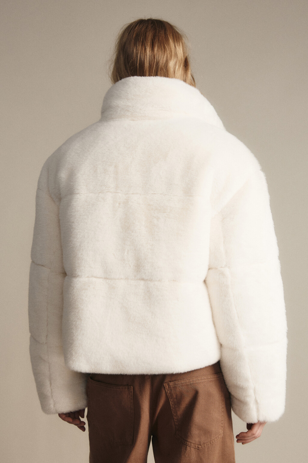 Куртка укороченная с меховой фактурой - цвет молочный - 3