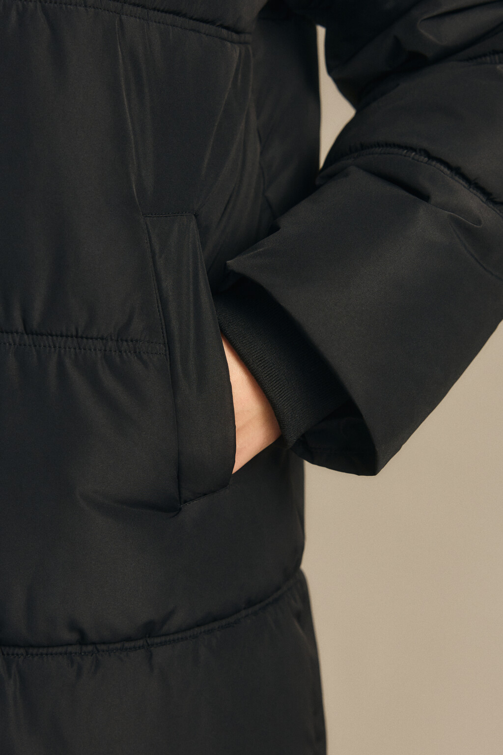 Куртка длинная стеганая с капюшоном - цвет черный - 6
