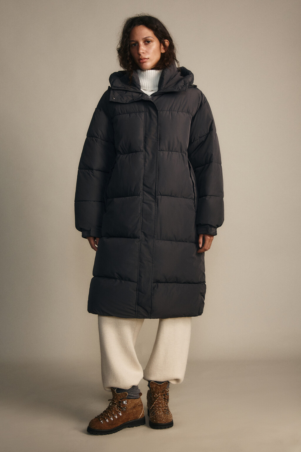 Пальто стеганое с теплым капюшоном - цвет серый - 2