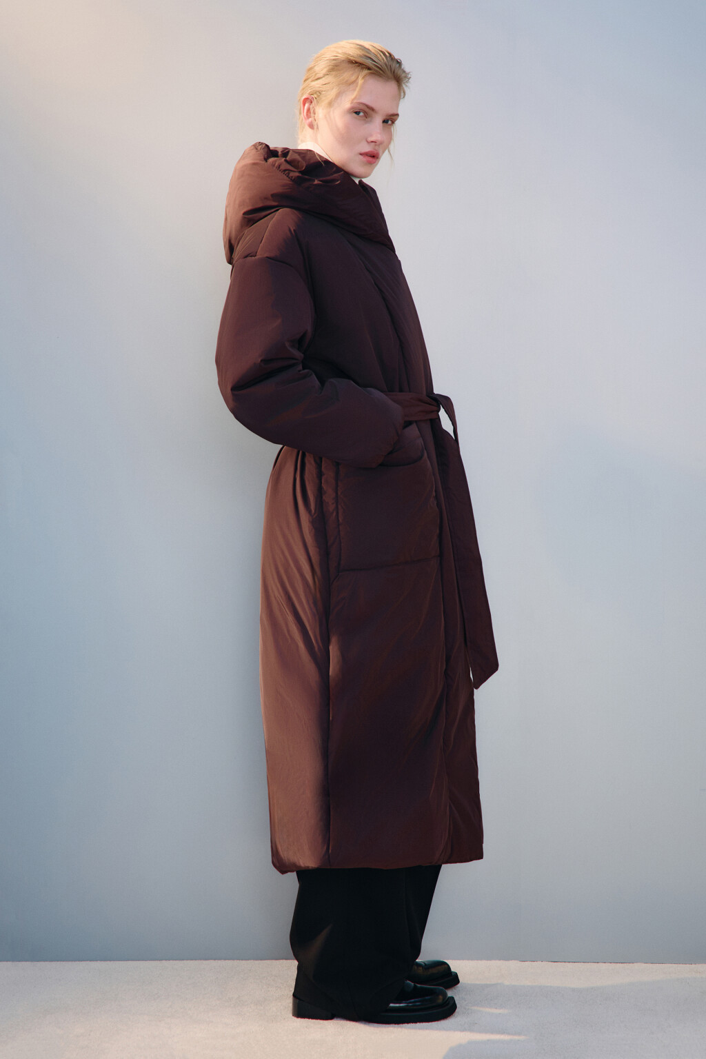 Пальто на утеплителе с поясом - цвет коричневый - 1