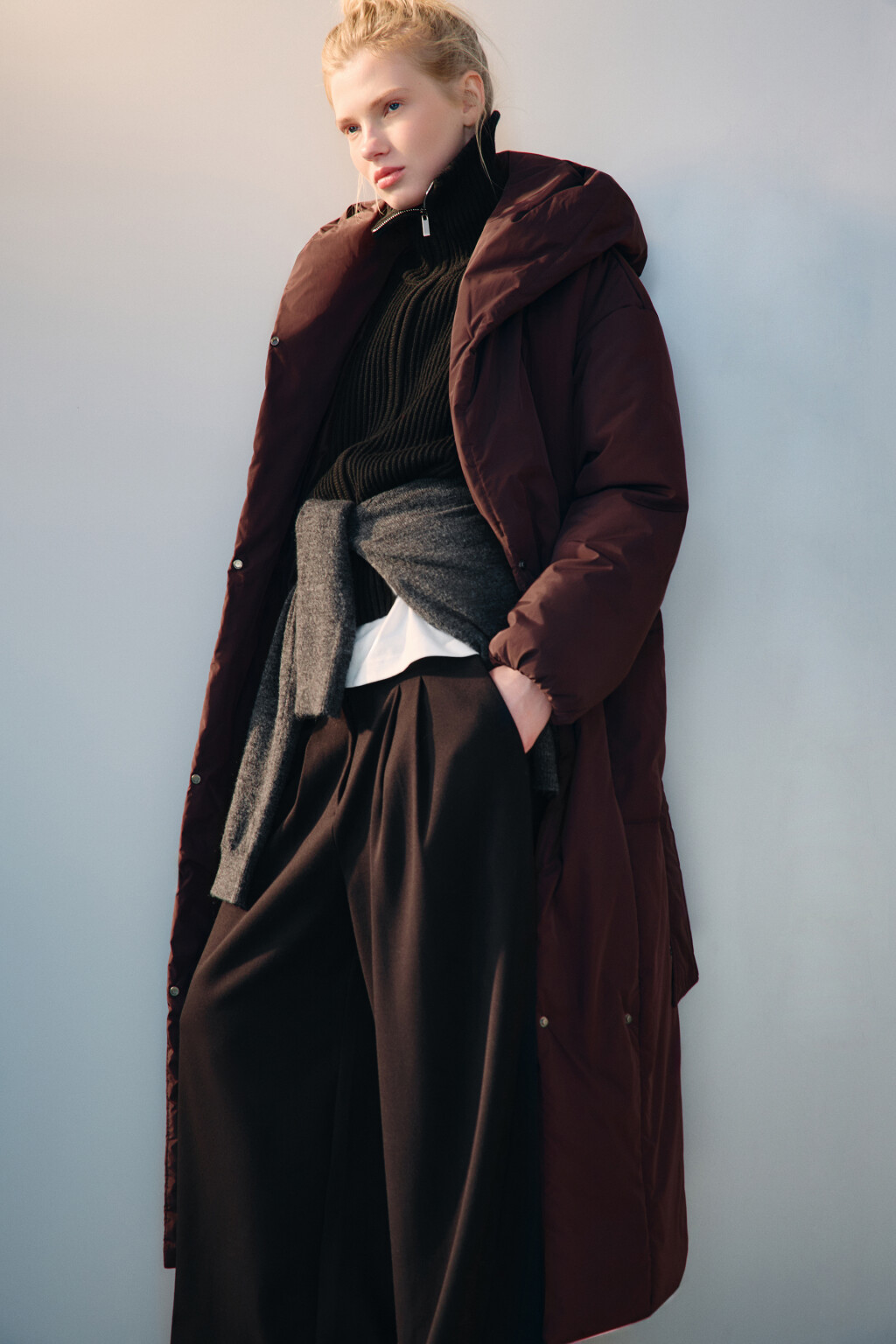 Пальто на утеплителе с поясом - цвет коричневый - 2