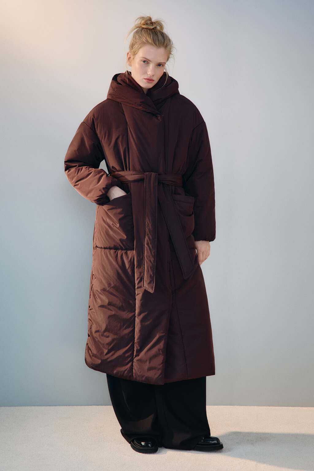 Пальто на утеплителе с поясом - цвет коричневый - 3