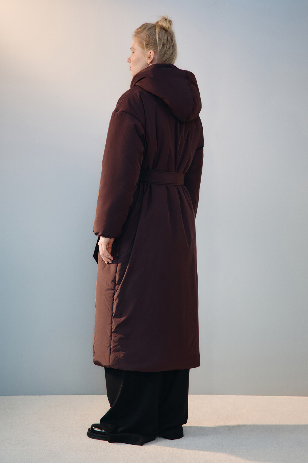 Пальто на утеплителе с поясом - цвет коричневый - 4