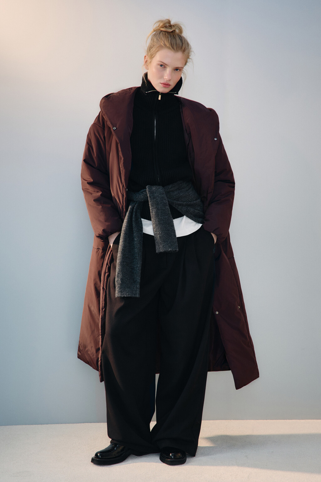 Пальто на утеплителе с поясом - цвет коричневый - 5