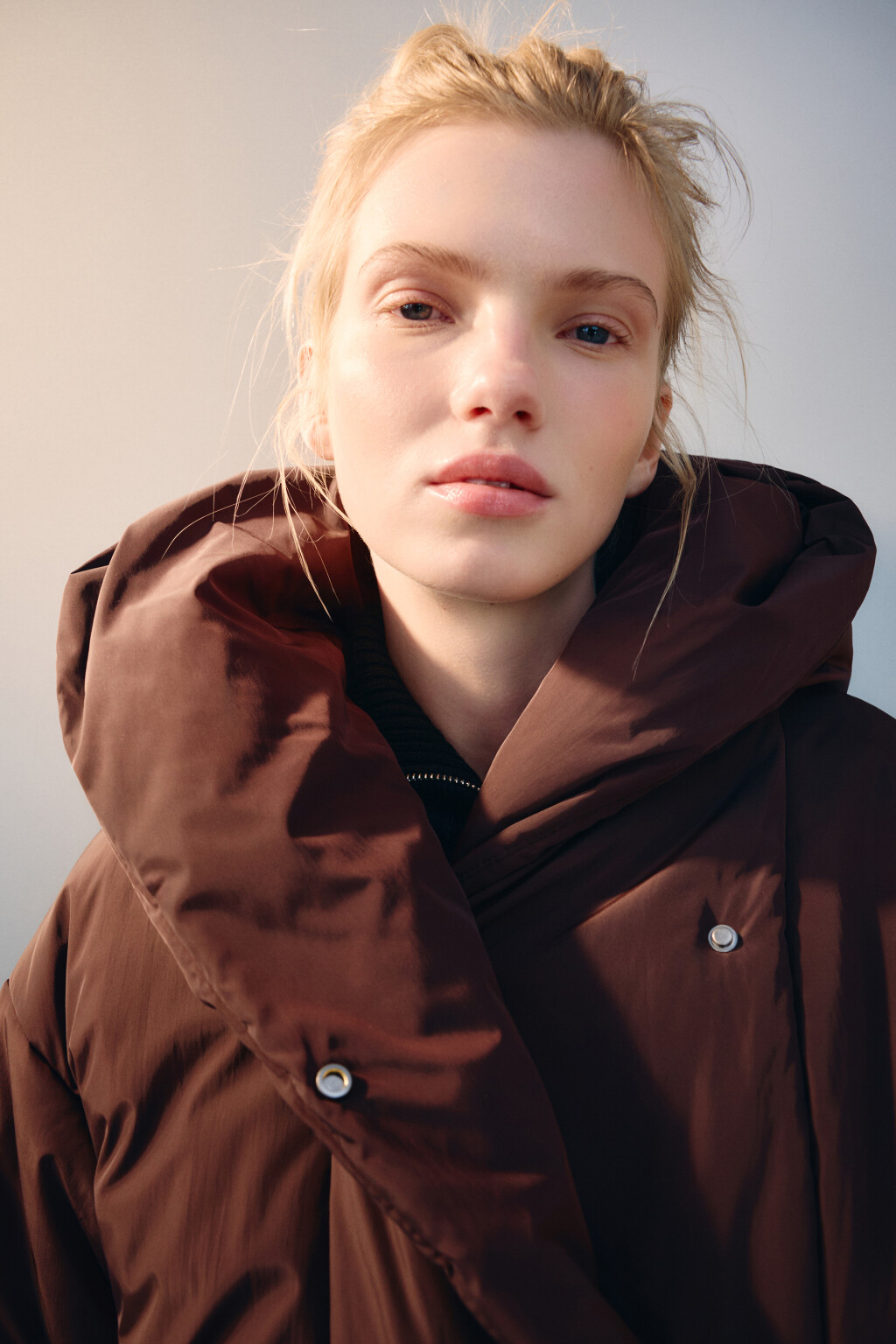 Пальто на утеплителе с поясом - цвет коричневый - 6