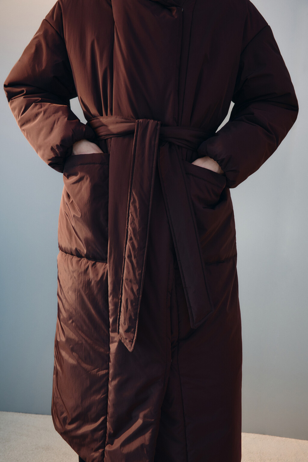 Пальто на утеплителе с поясом - цвет коричневый - 7