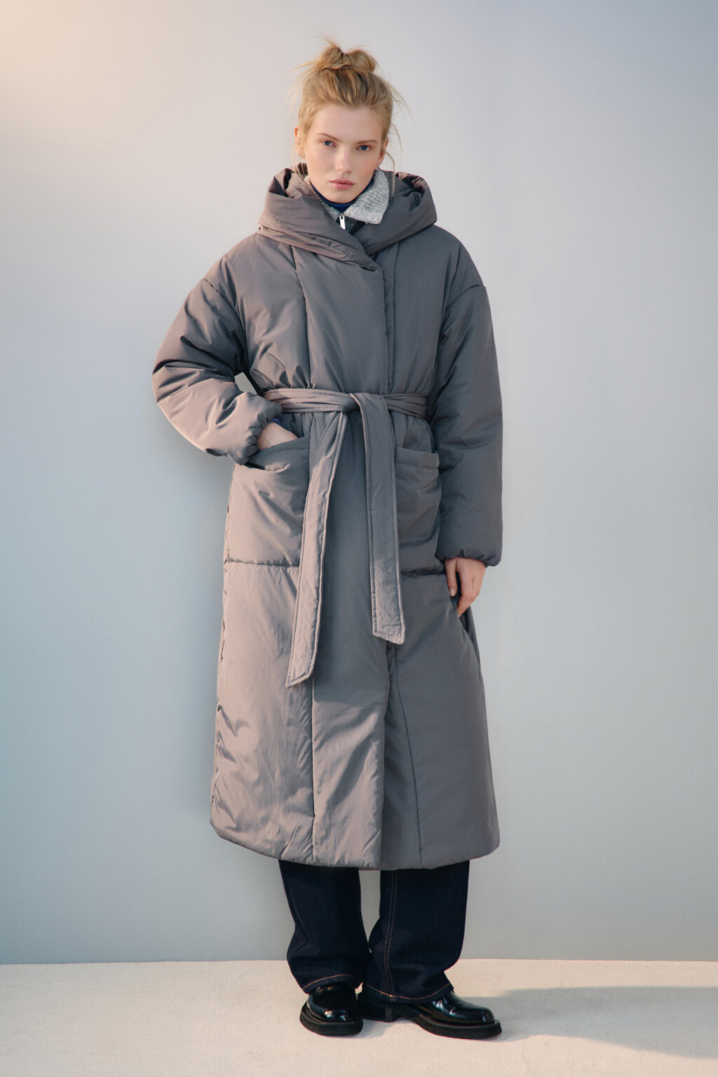 Пальто на утеплителе с поясом - цвет серый - 3