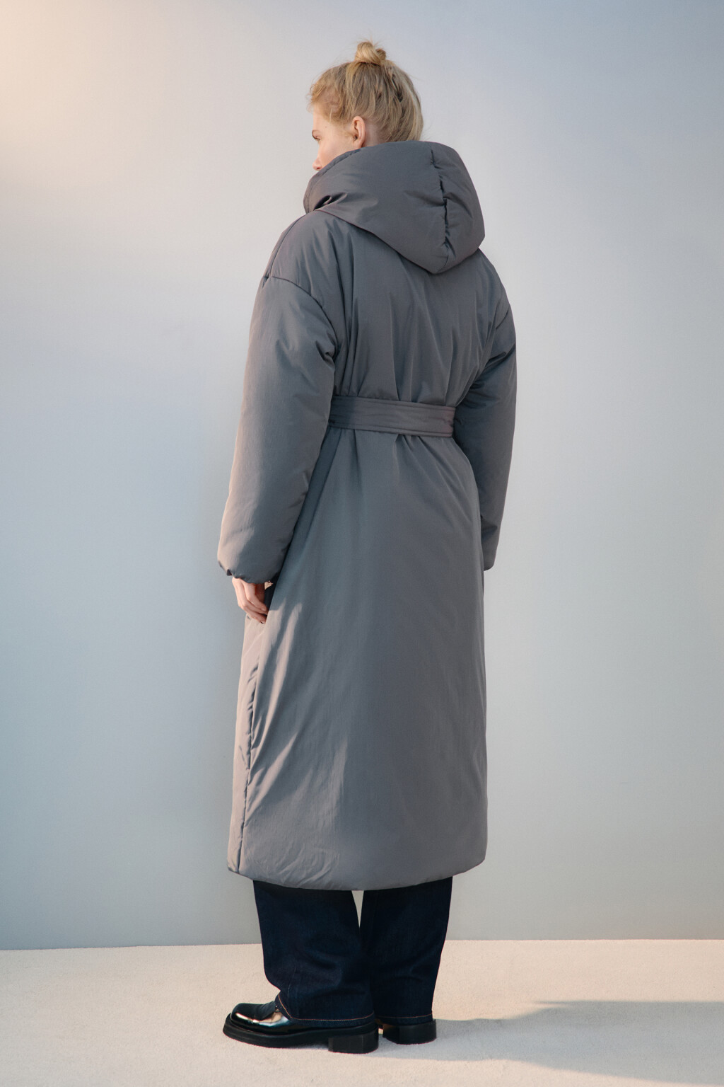 Пальто на утеплителе с поясом - цвет серый - 4