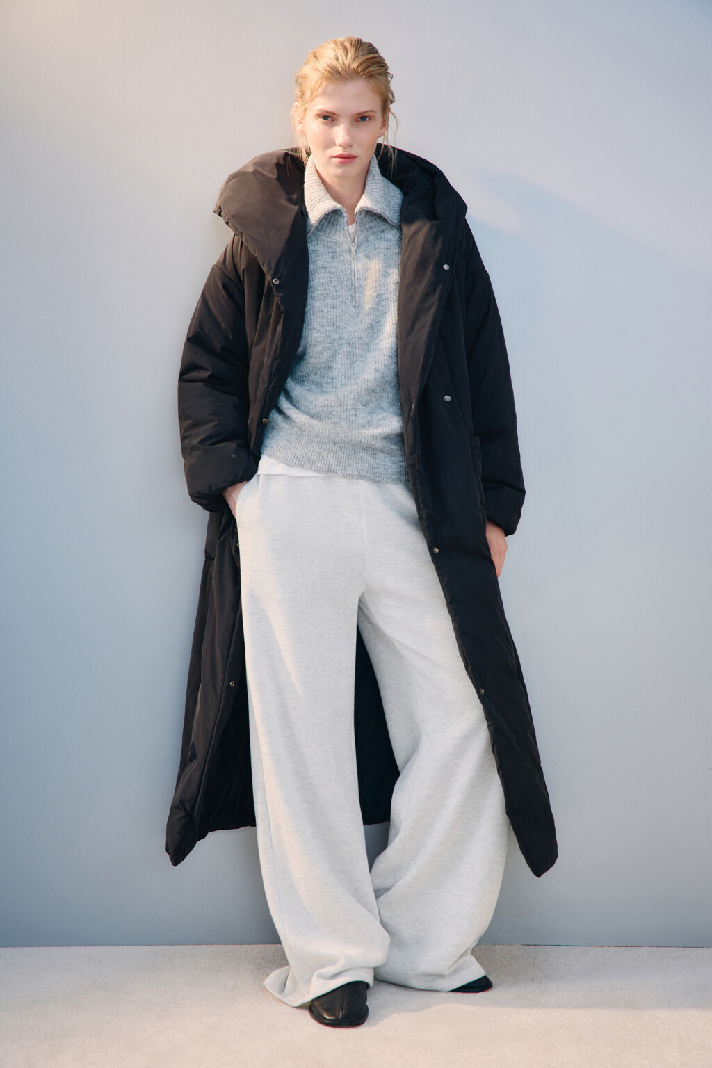 Пальто на утеплителе с поясом - цвет черный - 1