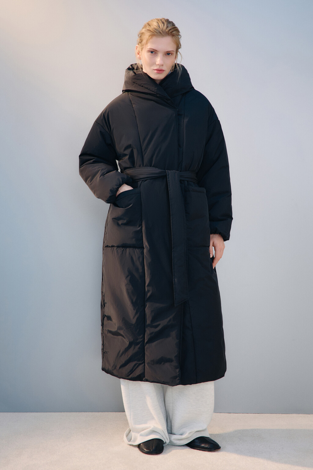 Пальто на утеплителе с поясом - цвет черный - 3